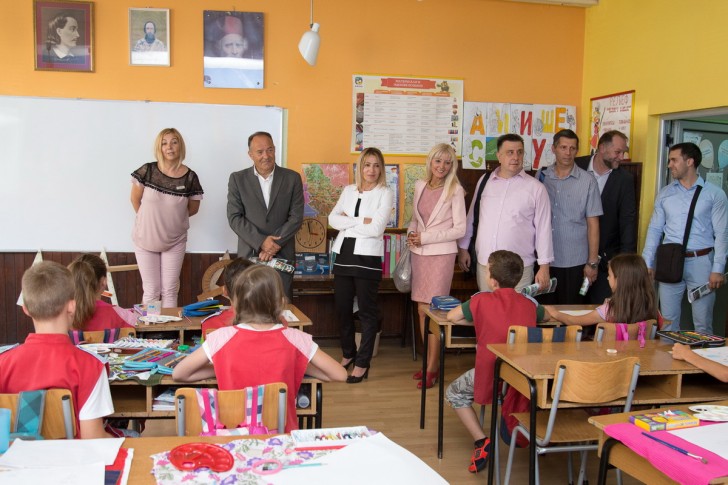 Ministar Šarčević u poseti Šestoj školi