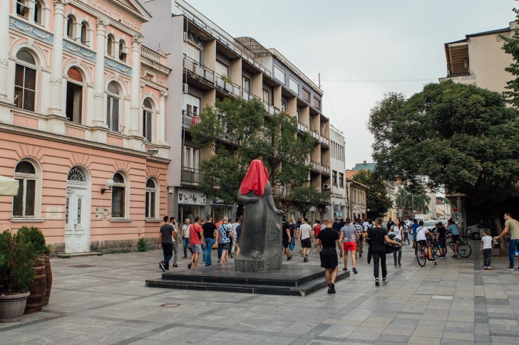 Crvena tkanina na spomeniku Desanke Maksimović
