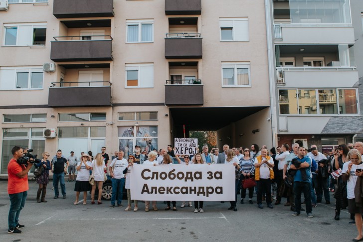 Građani ispred zgrade Aleksandra Obradovića 