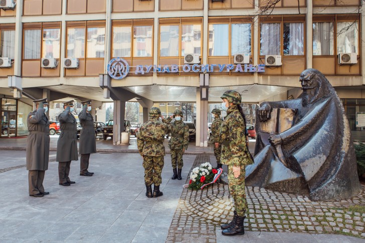 Delegacija Vojske Srbije polaže cveće na spomenik proti Mateji Nenadoviću