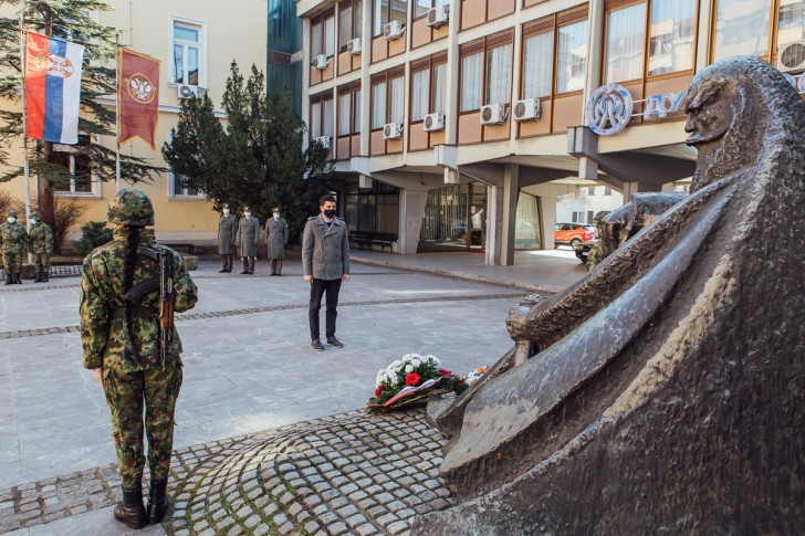 Lazar Gojković polaže cveće na spomenik proti Mateji Nenadoviću