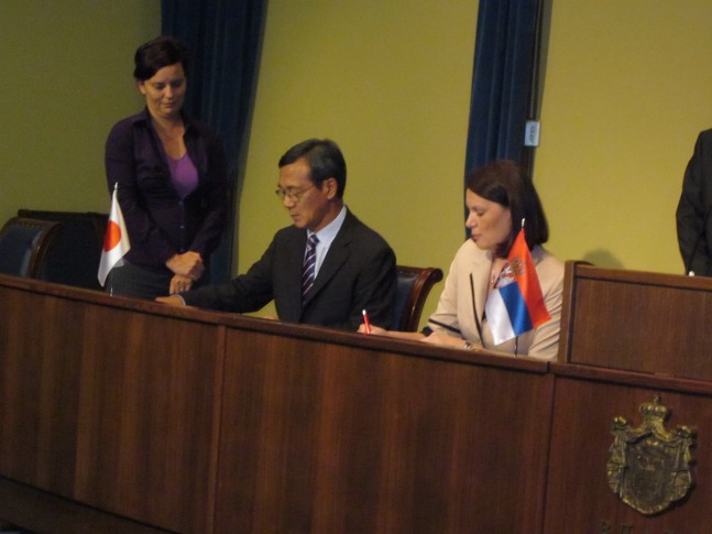 Ambasador i direktorka vrtića potpisuju ugovor