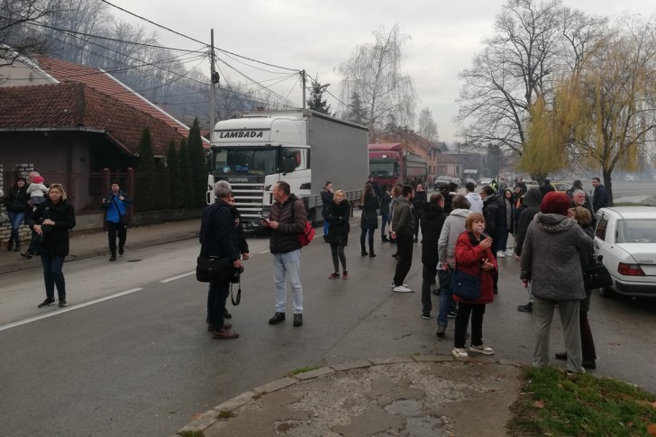 Građani na blokadi puta Valjevo-Loznica