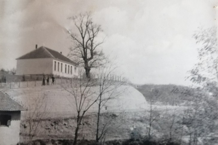 Škola u Dićima u vreme gradnje Ibarske magistrale