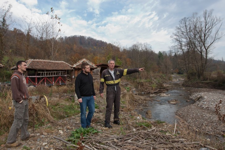 Zoran Simić pokazuje štetu koju su napravile Vragočka reka i Obnica