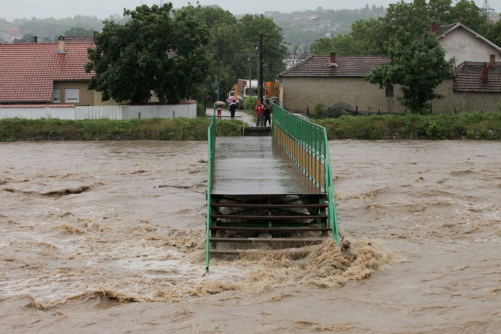 Pešački most na Kolubari za vreme majskih poplava