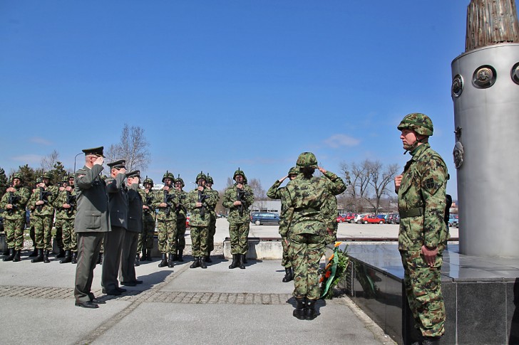 Delegacija Vojske Srbije polaže venac na spomenik pilotu Milenku Pavloviću