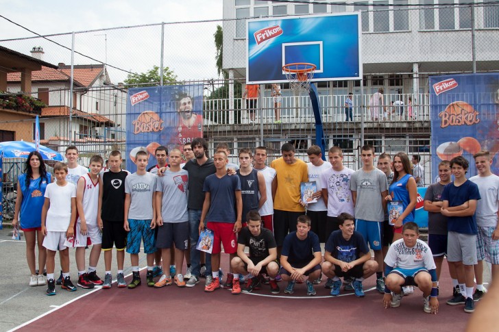 Miloš Teodosić sa učesnicima turnira u basketu