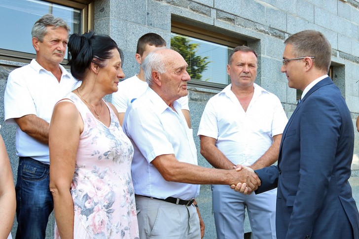 Nebojša Stefanović sa porodicama poginulih policajaca