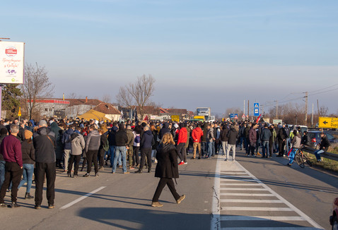 Oko hiljadu građana Valjeva bilo na blokadi puta Valjevo-Beograd