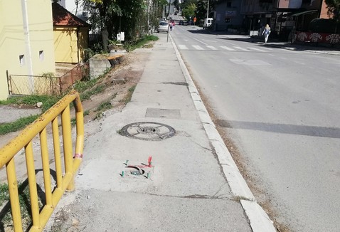 Stub nasred trotoara (photo: Kolubarske.rs)