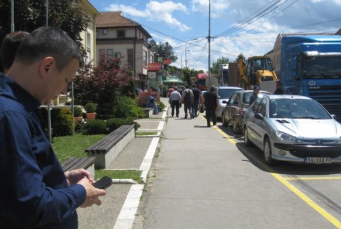 <p>Predsednik Osečine dočekuje konvoj</p> (foto: Dragan Savić)