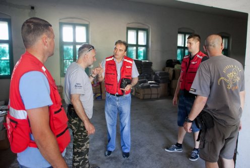 Miroslav Đukić (u sredini), prijem humanitarne pomoći iz Rumunije (foto: Đorđe Đoković)