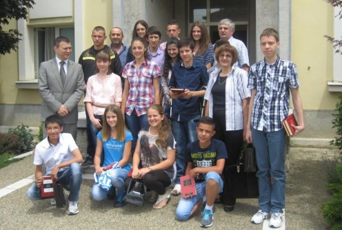 Najbolji učenici sa Nenadom Stevanovićem, Zlatijom Miličić, Zoranom Petrovićem i Slobodanom Todorićem (foto: Dragan Savić)