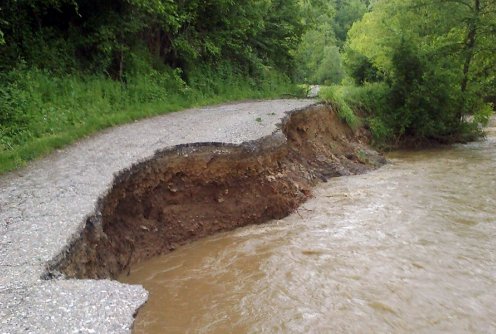 Bujica odnela put u Osečini (foto: Dragan Savić)