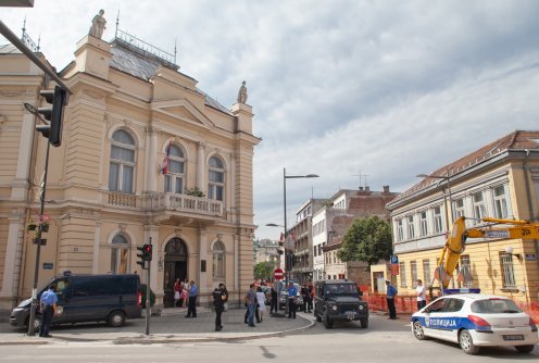 Policijsko obezbeđenje ispred Višeg suda (foto: Đorđe Đoković)