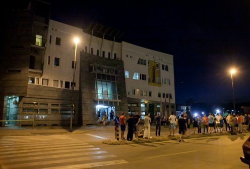 Ispred zgrade PU Valjevo (foto: Đorđe Đoković)