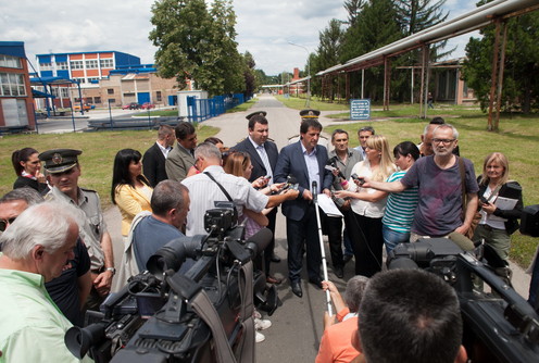 Novinari dočekali pa pitaju (ilustracija) (foto: Đorđe Đoković)