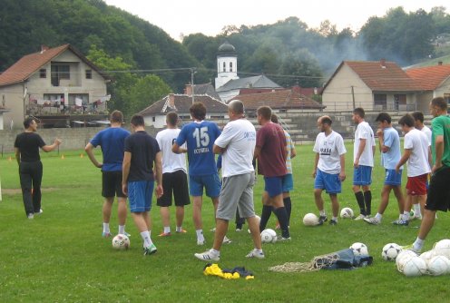 Dva trenera imaju i po 25 fudbalera na treninzima&nbsp; (foto: Dragan Savić)