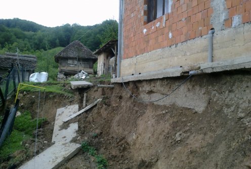 <p>Oštećene kuća u Plavšića</p> (foto: Dragan Savić)