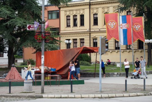 Premeštanje roštilja (foto: Đorđe Đoković)