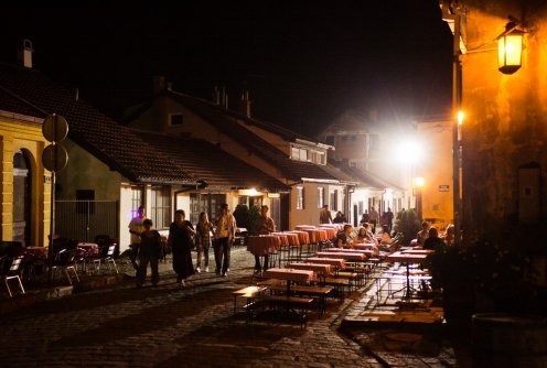 Te&scaron;njar- stolovi čekaju goste (foto: Đorđe Đoković)