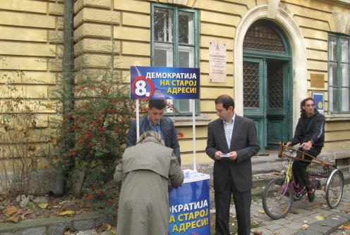 Potpisivanje peticije ispred DS (foto: Kolubarske.rs)