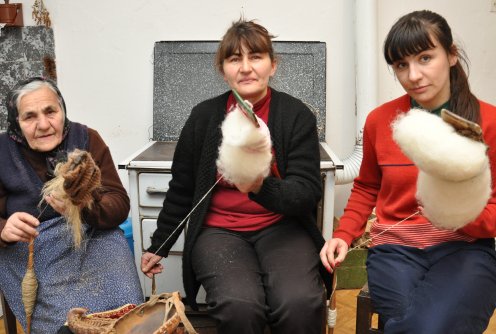 Tri generacije prelja-Ana Ivković, direktor Biblioteke, sa majkom i bakom (foto: Dragan Savić)