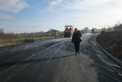 Asfaltiranje puta kroz Bukovicu (foto: Dragana Nedeljković)