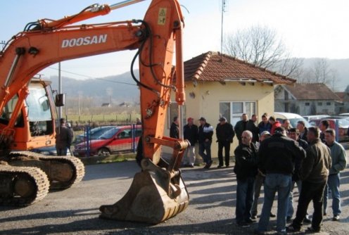 Okupljanje radnika u asfaltnoj bazi (arhiva) (foto: www.patak.co.rs)