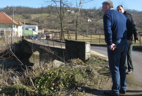Ministar Ilić na mostu u Komiriću (foto: Dragan Savić)
