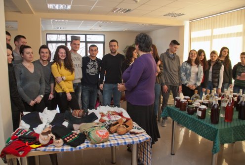 Studenti pred trpezom (foto: Đorđe Đoković)