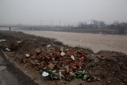 Šut i smeće pored Kolubare (foto: Đorđe Đoković)