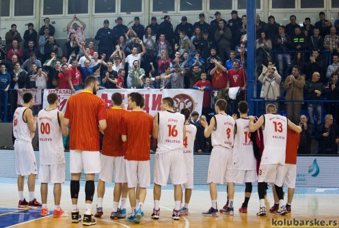 Košarkaši pozdravljaju navijače (foto: Đorđe Đoković)