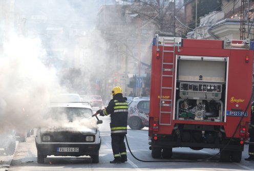 Vatrogasci gase zapaljeni automobil (foto: Đorđe Đoković)