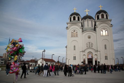 Ispred hrama (foto: Đorđe Đoković)