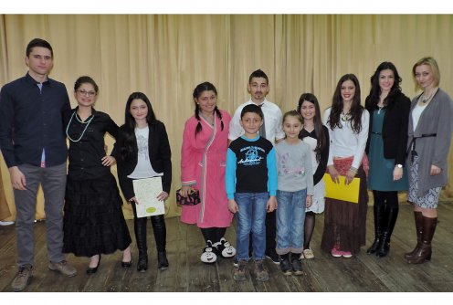 Mladi izvođači njihovi nastavnici na sceni (foto: Dragan Savić)