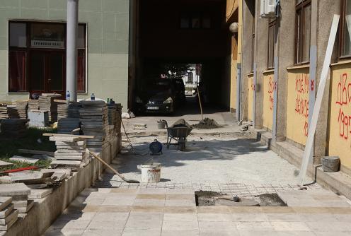 Zamena ploča na platou ispred Centra za kulturu (foto: Đorđe Đoković)