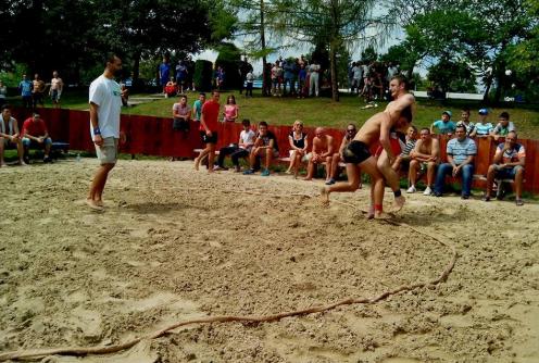 Rvanje na pesku u Petnici (foto: Marko Jovanović)