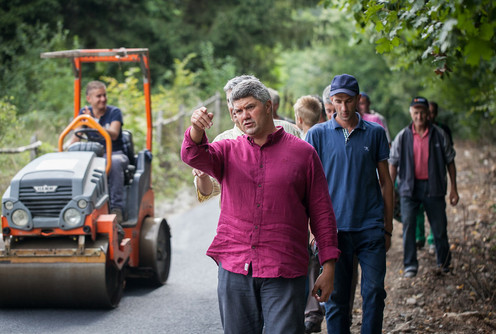 Dragan Jeremić i meštani Stava (foto: Đorđe Đoković)