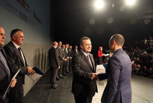 Dačić uručuje ugovor Vujiću Subotiću (foto: www.valjevo.rs)