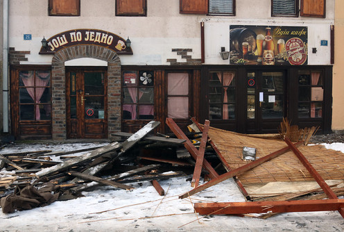 Rušenje letnjih bašta u Tešnjaru (foto: Đorđe Đoković)