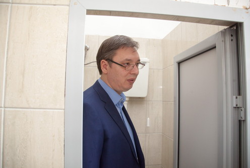 Aleksandar Vučić obilazi toalet u Medicinskoj školi (2016.) (foto: Đorđe Đoković)
