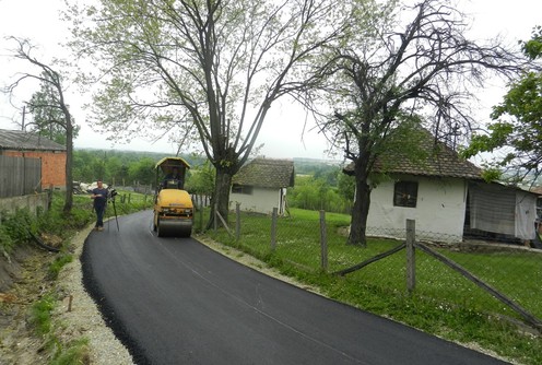 Prvi metri asfalta kroz Jeličića kraj u Gunjevcu (foto: Dragana Nedeljković)