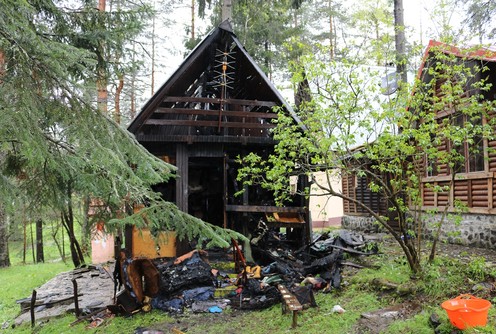 Izgorela drvena vikendica na Divčibarama (foto: Kolubarske.rs)