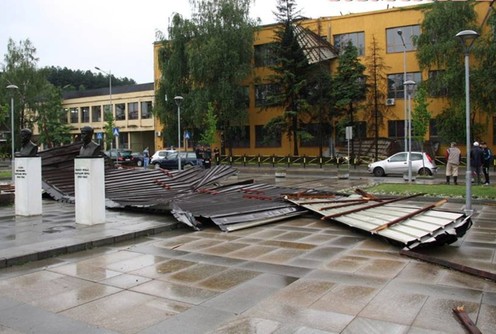 Krov srednjih škola nakon nevremena (foto: Milovan Milovanović)