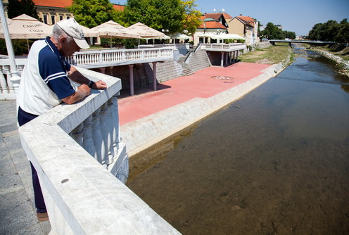 Prolaznik posmatra sa mosta (foto: Đorđe Đoković)