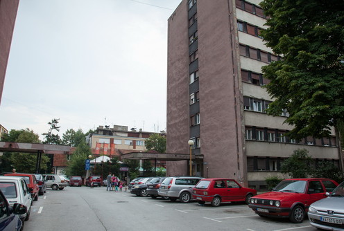 Parking kod solitera (foto: Đorđe Đoković)
