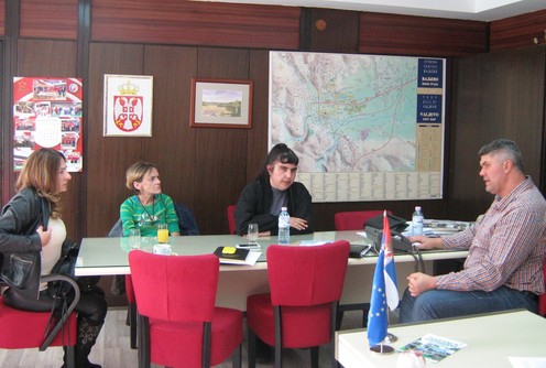 Dragan Jeremić sa slepim islabovidim sugrađanima (foto: www,valjevo.rs)