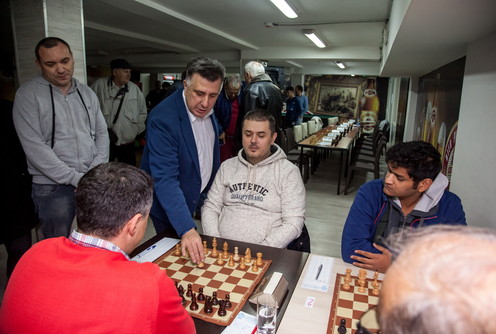 Slobodan Gvozdenović izvodi prvi potez (foto: Đorđe Đoković)